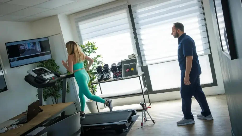 Analyse de la foulée sur tapis de course, observée par le podologue