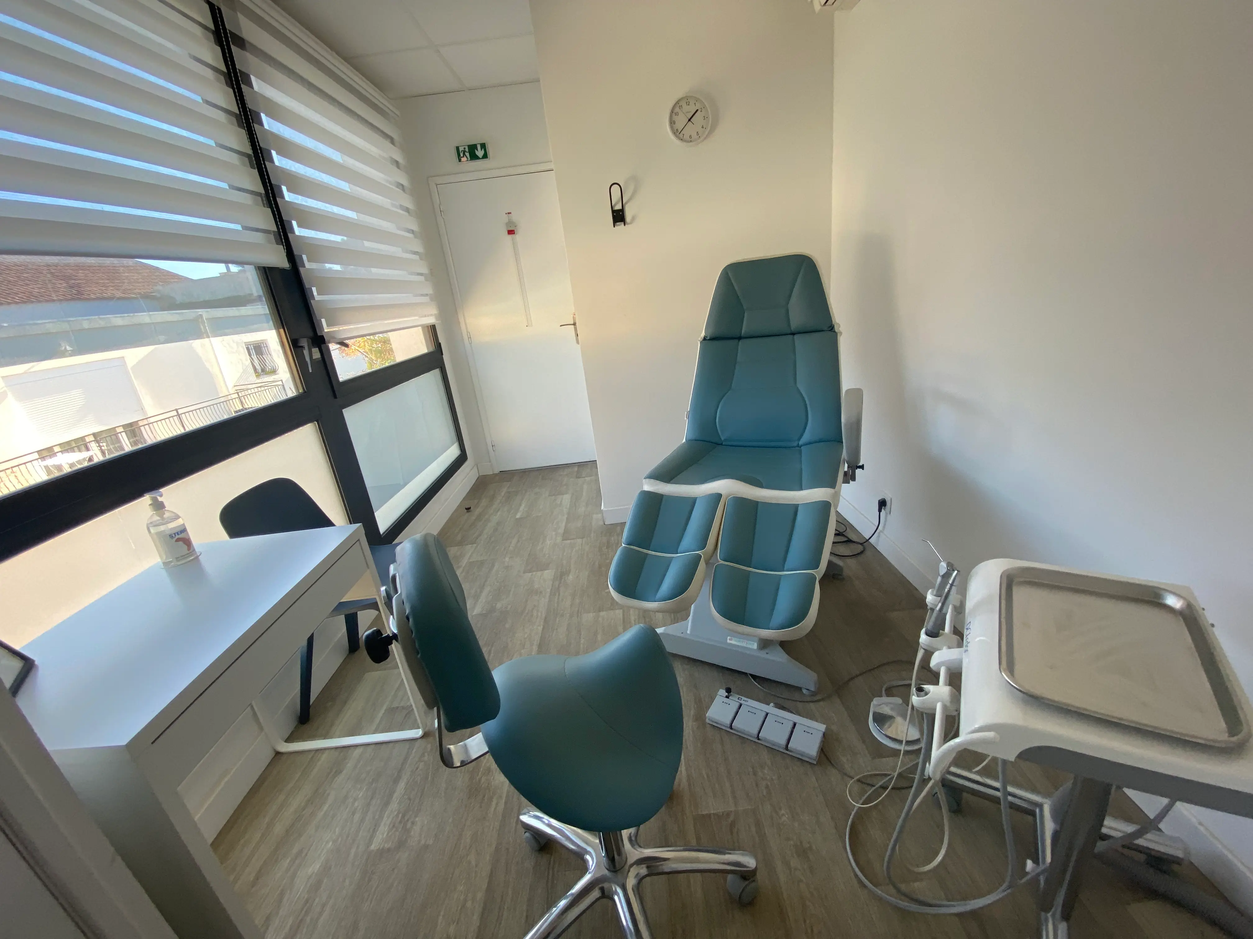 Poste de soins de pédicurie du cabinet : fauteuil et tablette d'instruments